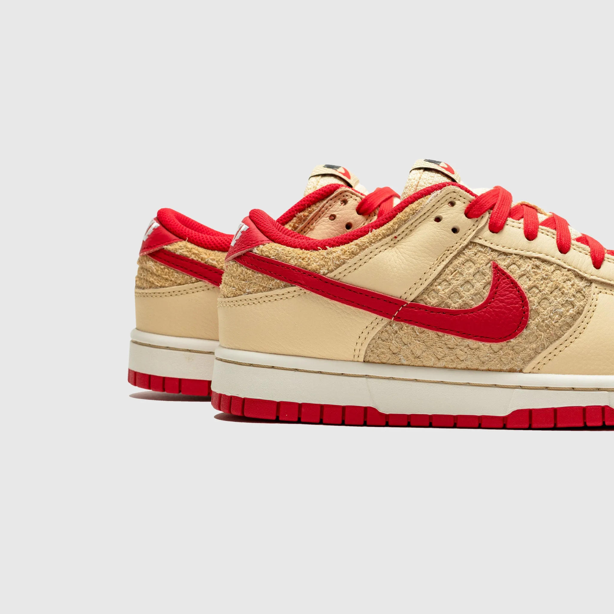 DUNK LOW RETRO SE "STRAWBERRY WAFFLE"